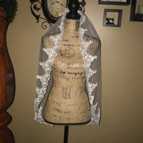 New Beautiful elbow length lace edged veil i - Picture 8 of 8